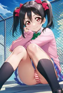 屋上にいる夏服姿の矢澤にこの座りパンチラ